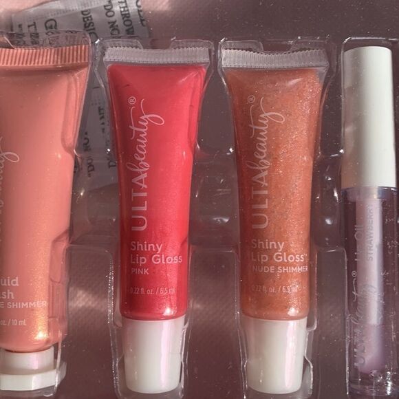 Ultra beauty makeup collection with beautiful zippered case - Picture 6 of 8